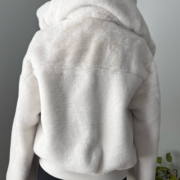 ALO Faux Fur Foxy Jacket size Small - Picture 4 of 6